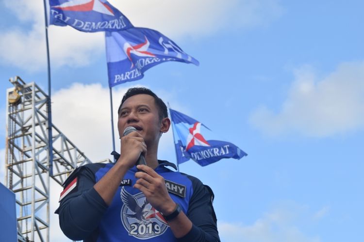 Politisi Partai Demokrat Agus Harimurti Yudhoyono (AHY) saat menghadiri kampanye akbar pasangan Calon Gubernur Sulawesi Tenggara, Rusda Mahmud dan LM Safei Kahar, di lapangan lembah hijau Kota Baubau, Sulawesi Tenggara, Kamis (3/5/2018) sore.