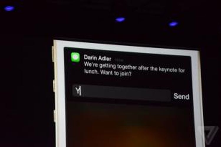 Notifikasi interaktif di iOS 8, bisa balas pesan langsung dari notifikasi. 