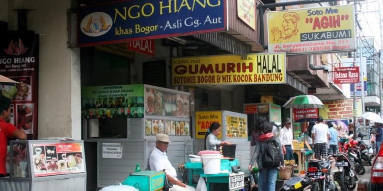 Kawasan kuliner di Jalan Suryakencana di Kota Bogor, Jawa Barat, bersiap menyambut malam pergantian tahun, Kamis (27/12/2012). Sepanjang ruas jalan ini akan padat oleh warga yang merayakan malam tahun baru, lusa. 
