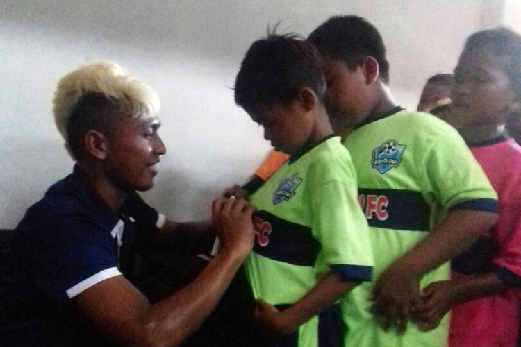 Tampil moncer bersama Persela Lamongan, Fahmi Al Ayyubi (kiri) langsung menjadi idola baru.