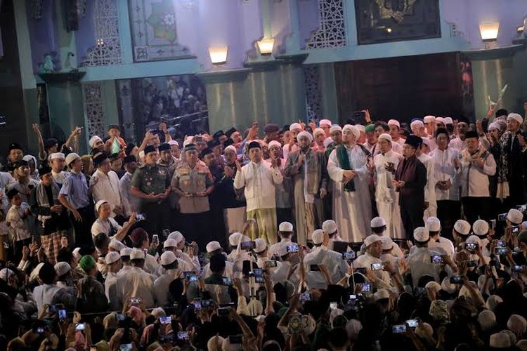 Badan Komunikasi Pemuda Remaja Indonesia (BKPRMI) Kota Tangerang bekerja sama dengan Pemerintah Kota (Pemkot) Tangerang kembali menggelar Festival Al-A?zhom untuk menyambut Tahun Baru Islam pada 1 Muharram 1445 Hijriah/2023.

