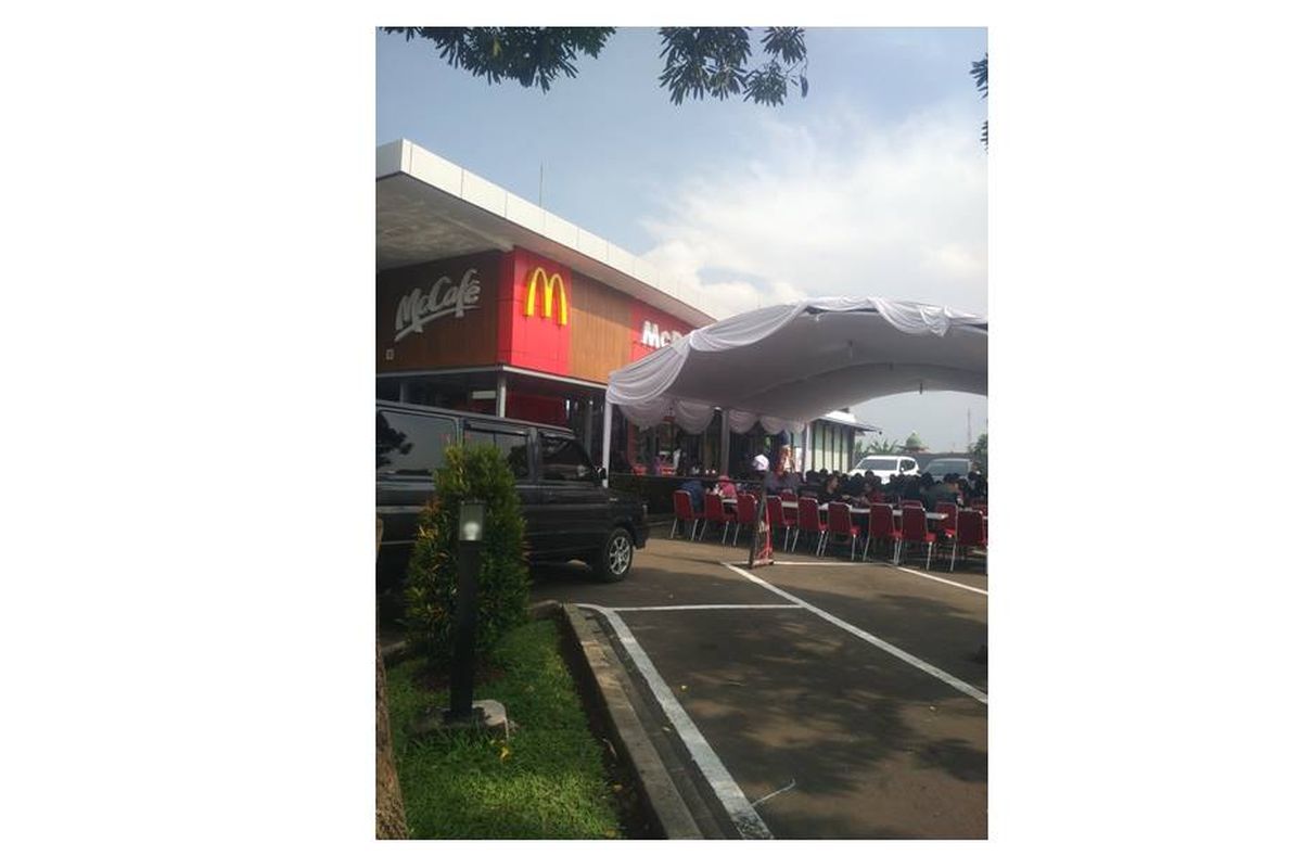 Adanya tenda resepsi pernikahan di halaman McCafe, Cibinong, Bogor, Jawa Barat.