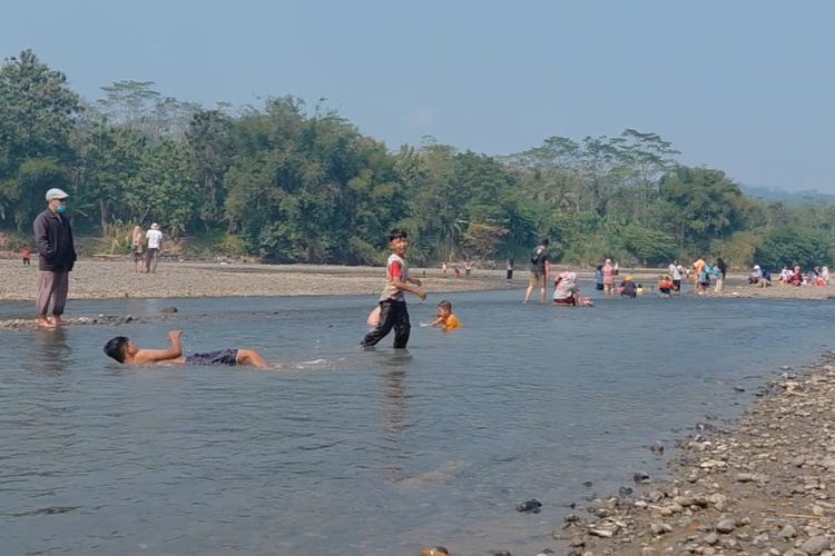 Air Sungai Serayu Banyumas Surut Jadi Wisata Dadakan, Parkir Cuma Rp 1.000
