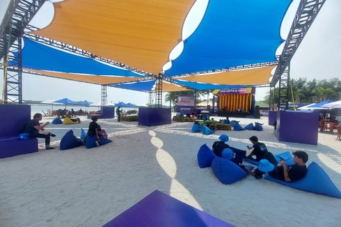 Cuaca Panas, Penonton Formula E Berteduh di Pantai Sambil Nonton Kualifikasi dari Layar Besar