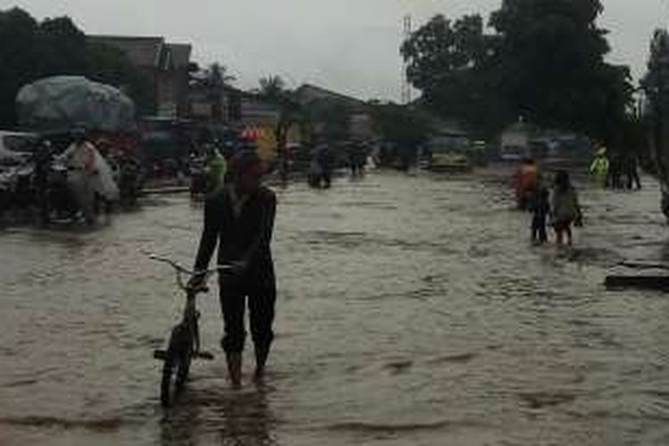 Banjir di, Kahatex kembali meninggi seiring hujan yang kembali turun sore ini, Selasa (1/11/2016). Sejumlah kendaraan mengalami mogok karena banjir. 