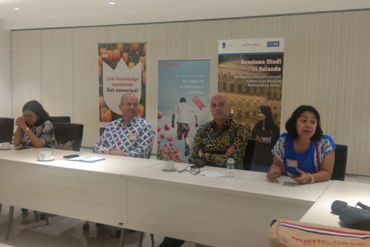 Direktur Nuffic Nesso Peter van Tuijl, wakil Duta Besar Belanda Ferdinand Lahnstein serta Koordinator Promosi Pendidikan Inty Dienasari menyampaikan informasi terkini pendidikan di Belanda (11/8/2018).