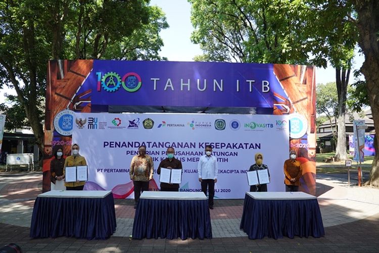 PT Pertamina, PT Pupuk Kujang, dan PT Rekacipta Inovasi ITB menandatangani perjanjian usaha patungan pendirian pabrik katalis merah putih di kampus ITB, Rabu (29/7/2020)