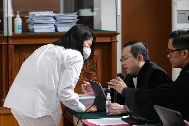 Terdakwa kasus pembunuhan berencana Brigadir Nofriansyah Yosua Hutabarat atau Brigadir J, Putri Cadrawathi menjalani sidang pembacaan tuntutan di Pengadilan Negeri Jakarta Selatan, Rabu (18/1/2023). Putri Cadrawathi dituntut 8 tahun penjara oleh Jaksa Penuntut Umum.