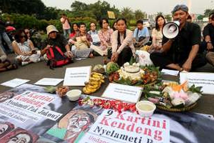 Salah satu dari sembilan perempuan warga pegunungan Kendeng, Sukinah, kembali mendatangi Jalan Medan Merdeka Barat, seberang Istana Negara, Selasa (21/6/2016). Kedatangan Sukinah ke Jakarta kali ini bermaksud bertemu Presiden Joko Widodo untuk mengucapkan selamat ulang tahun dan memberikan kado berupa nasi tumpeng dan jajanan pasar, serta simbol penegasan kepada pemerintah bahwa hadirnya semen di wilayah pertanian Pegunungan Kendeng, Jawa Tengah, dapat memasung dan merusak sumber kehidupan petani desa.