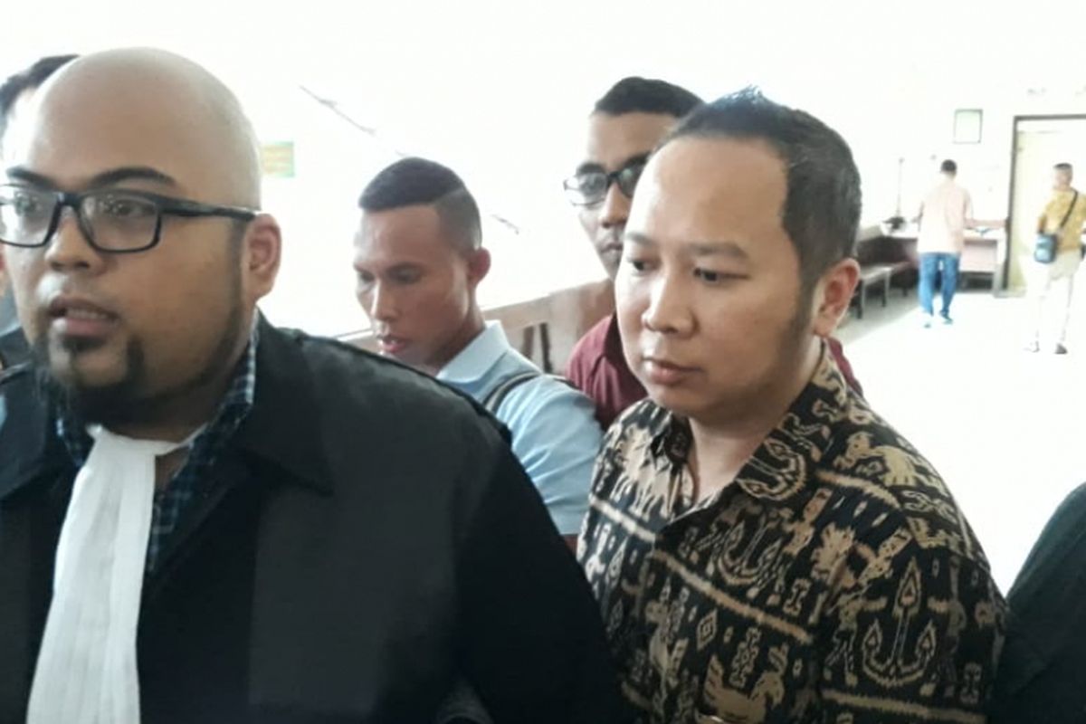 David Rahardja (kanan) dan kuasa hukumnya, Ricky Margono, memberikan keterangan setelah sidang di PN Jakarta Utara, Kamis (22/11/2018).
