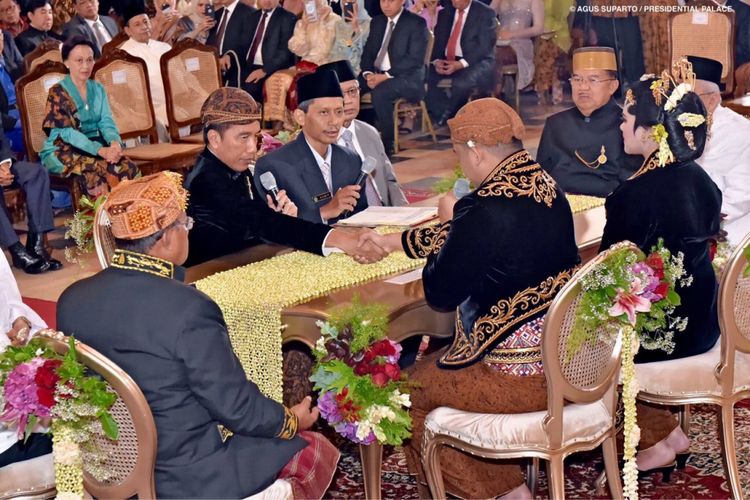 Presiden Joko Widodo (dua dari kiri) selaku orangtua dari Kahiyang Ayu (kanan) mendengarkan jawaban dari Muhammad Bobby Afif Nasution (dua dari kanan) dalam ijab kabul di Gedung Graha Saba Buana, Solo, Jawa Tengah, Rabu (8/11/2017).