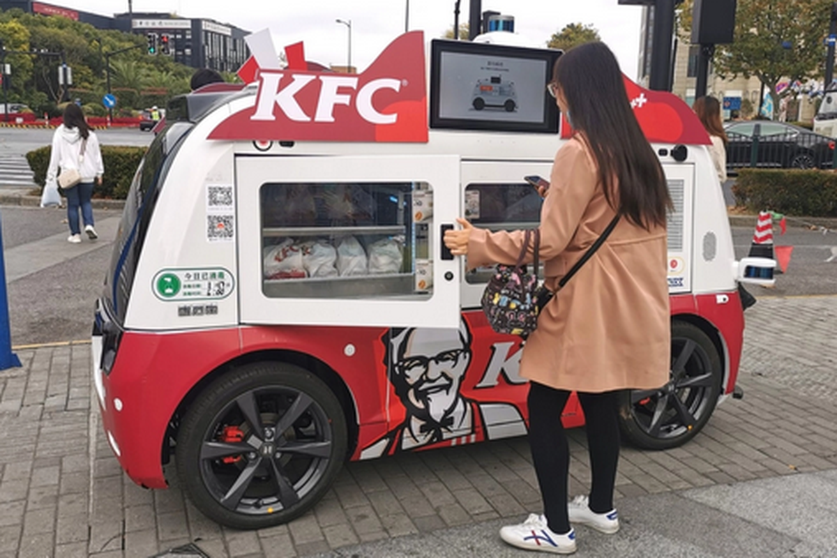 Kendaraan otonom yang menjajakan produk makanan KFC