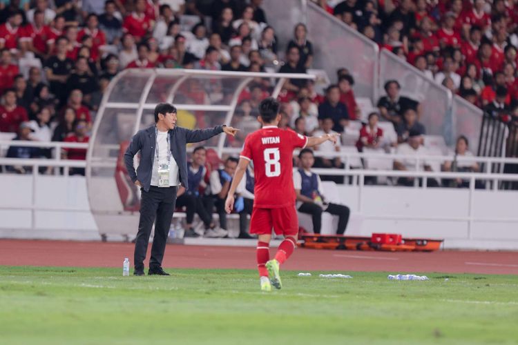 Pelatih Indonesia Shin Tae Yong memberikan arahan dari pinggir lapangan, dalam laga kualifikasi Piala Dunia 2026 zona Asia, di Stadion Gelora Bung Karno, Jakarta, Kamis, (21/3/2024). Indonesia menang atas Vietnam dengan skor 1-0, melalui gol dari Egy Maulana Vikri.