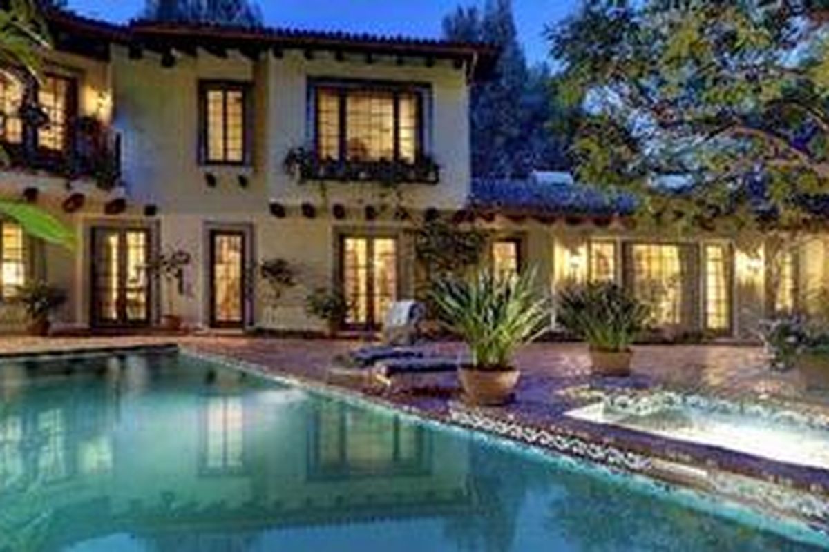 Johnny Depp membeli rumah mewah ini seharga 4,4 juta Dolar AS atau hampir mendekati Rp 68 miliar.