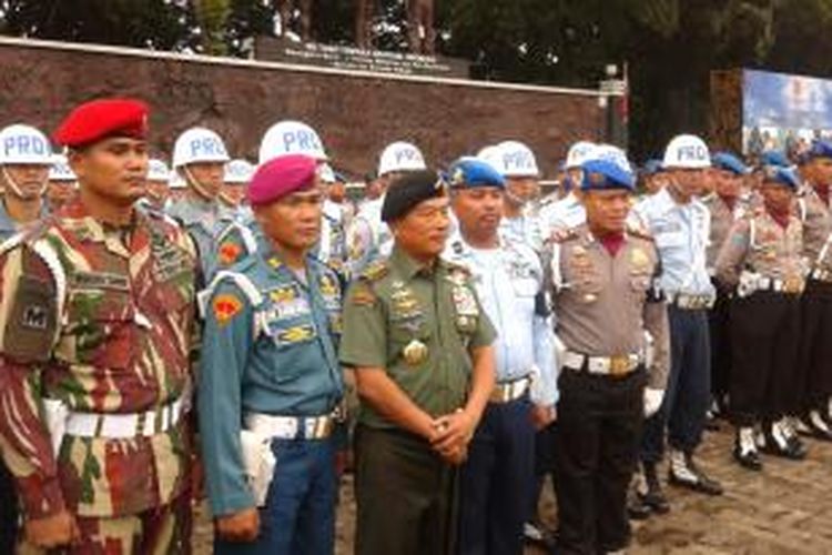 Panglima TNI Jenderal Moeldoko saat memimpin upacara pada Gelar Operasi Penegakan Ketertiban (Gaktib) dan Yustisi TNI di Lapangan Apel Mabes TNI Cikangkap, Jakarta Timur, Selasa (13/1/2015).