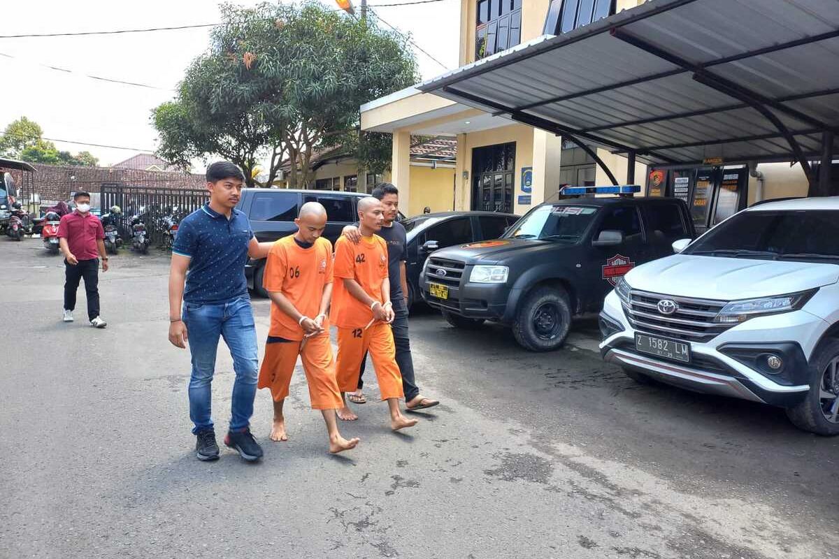 Dua pemuda asal Cikatomas, Kabupaten Tasikmalaya, Jawa Barat, jadi tersangka kasus penyiksaan sadis hewan satwa monyet untuk direkam jadi konten video oleh Satreskrim Polres Tasikmalaya, Selasa (13/9/2022).