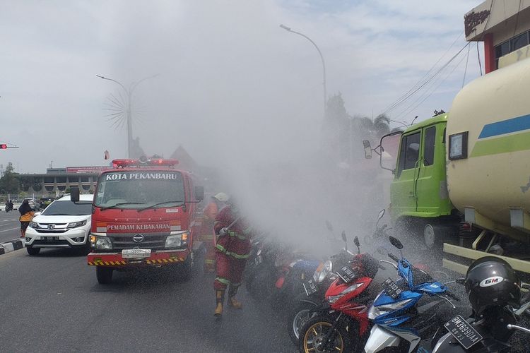 Pemkot Pekanbaru melalui Dinas Pemadam Kebakaran dan Penyelamatan (DPKP) melakukan penyemprotan cairan disinfektan di kawasan Jalan Gajah Mada untuk mencegah penyebaran virus corona atau Covid-19, Senin (23/3/2020).