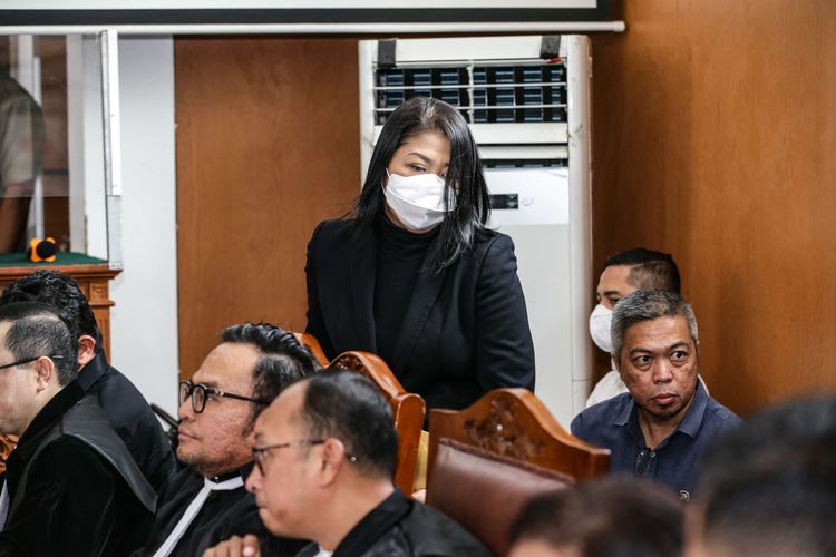 Terdakwa kasus pembunuhan berencana Nofriansyah Yosua Hutabarat (Brigadir J), Putri Candrawathi menjalani sidang di Pengadilan Negeri Jakarta Selatan, Selasa (1/11/2022). Agenda persidangan pemeriksaan saksi-saksi.