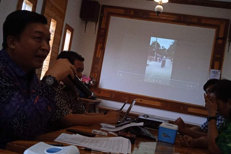 Kuasa hukum tersangka pembacokan ketua ormas di Bandar Lampung menunjukkan rekaman video amatir kerusuhan yang dilakukan oleh korban di Kecamatan Sukabumi, Rabu (3/11/2022).