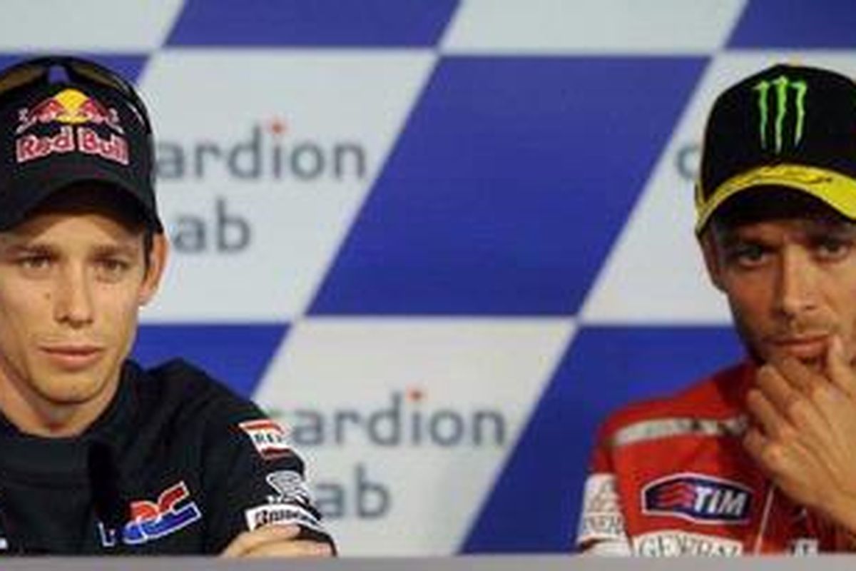 Pebalap Ducati, Valentino Rossi (kanan) dan pebalap Repsol Honda, Casey Stoner.
