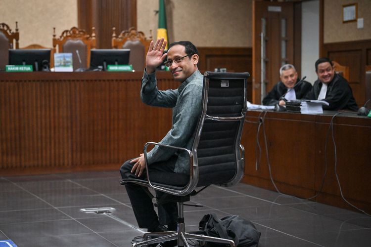 Tersangka kasus dugaan korupsi dalam digitalisasi pendidikan pengadaan laptop Chromebook di Kemendikbudristek tahun 2019-2022 Nadiem Makarim melambaikan tangan ke arah wartawan sebelum sidang pembacaan dakwaan di Pengadilan Tipikor, Jakarta, Senin (5/1/2026). Sidang perdana yang sedianya digelar pada 16 Desember 2025 tersebut baru digelar awal Januari 2026 ini setelah Nadiem pulih pascaoperasi di rumah sakit. ANTARA FOTO/Bayu Pratama S/app/YU