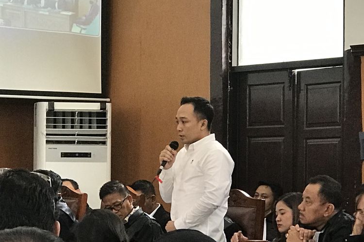 Terdakwa kasus pembunuhan berencana terhadap Nofriansyah Yosua Hutabarat atau Brigadir J, Ricky Rizal menyampaikan rasa duka cita yang mendalam kepada keluarga Brigadir J dalam sidang di Pengadilan Negeri (PN) Jakarta Selatan, Rabu (2/11/2022).