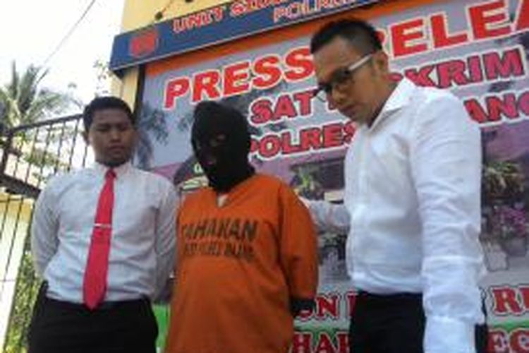MH, tersangka pencabulan kepada lima siswa SD di wilayah kecamatan Bululawang, Kabupaten Malang, Jawa Timur. Ia berhasil dibekuk polisi setelah dilaporkan oleh orang tua korban. Senin (24/8/2015).