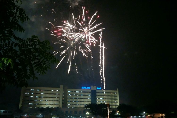 Perayaan pergantian tahun 2017 di Danau Sunter, Jakarta Utara berlangsung meriah tak biasa. Pesta kembang api dimulai pada pukul 00.00 WIB, Minggu malam (31/12/2017).