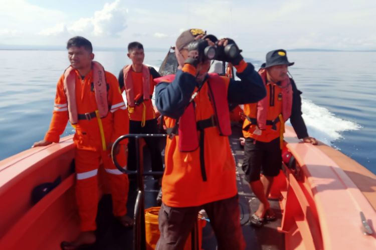 Tim SAR Kupang sedang mencari para korban Kapal Cantika yang hilang di Perairan Kabupaten Kupang, NTT, Sabtu (29/10/2022)