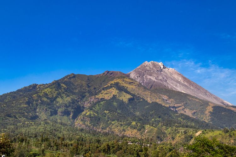 Gunung Merapi dilihat dari Jalan Magelang-Boyolali.