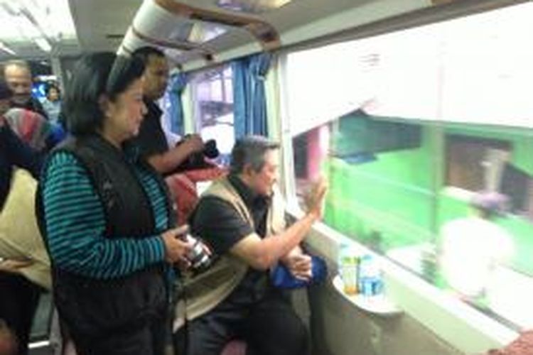 Presiden Susilo Bambang Yudhoyono dan Ibu Negara Ani Yudhoyono di kereta api