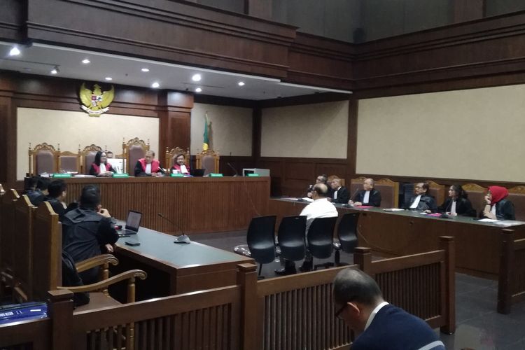 Mantan Asisten Tindak Pidana Umum Kejaksaan Tinggi DKI Jakarta Agus Winoto didakwa menerima suap Rp 200 juta dari pengusaha sekaligus pihak yang berperkara bernama Sendy Pericho dan pengacaranya Alfin Suherman.