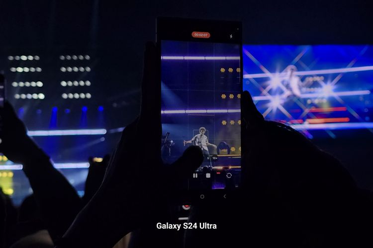 Ilustrasi mengabadikan konser Bruno Mars menggunakan Samsung S24 Ultra. Kami melakukan trik merekam video sambil memotret secara bersamaan
