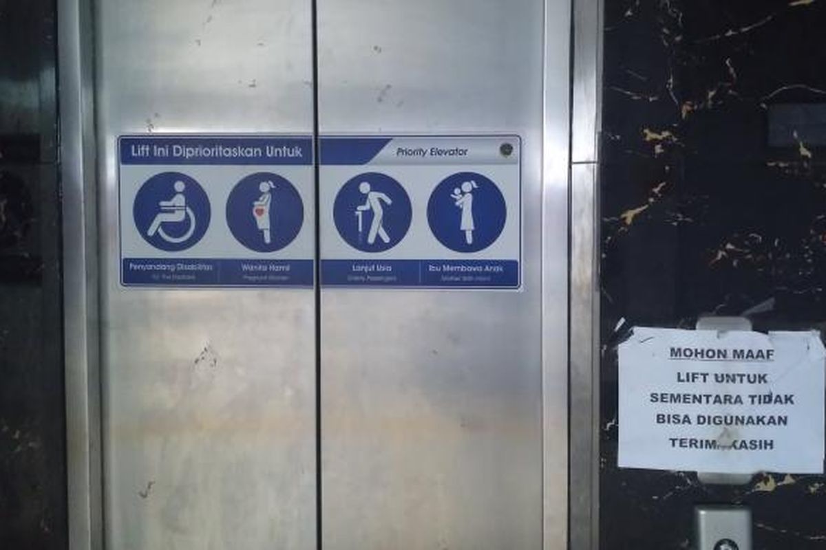 Lift di Stasiun Parung Panjang sudah dua bulan terakhir mengalami kerusakan.