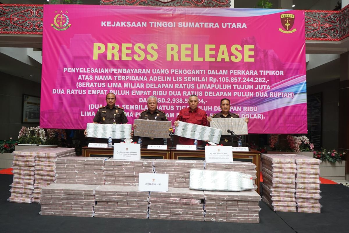 Kepala Kejaksaan Tinggi Sumatera Utara, Harli Siregar, menunjukkan uang pengganti dari terpidana pembalakan liar, Adelin Lis saat konferensi pers di kantor Kejati Sumut, Rabu (3/9/2025).