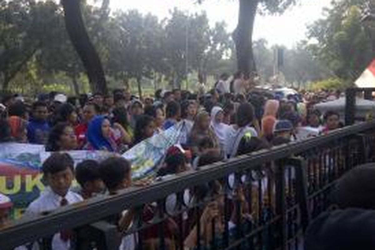 Puluhan siswa berseragam sekolah dasar (SD) ikut aksi unjuk rasa menolak pembongkaran bangunan liar di bantaran Kali Ciliwung, di depan Balai Kota, Jumat (22/5/2015). 