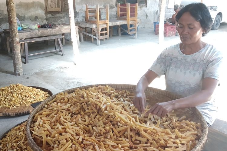 Pariyah (54) sedang menyortir stik sukun goreng buatannya di rumahnya Dusun Sidosari, Desa Randusari, Kecamatan Prambanan, Klaten, Jawa Tengah, Jumat (30/8/2019).