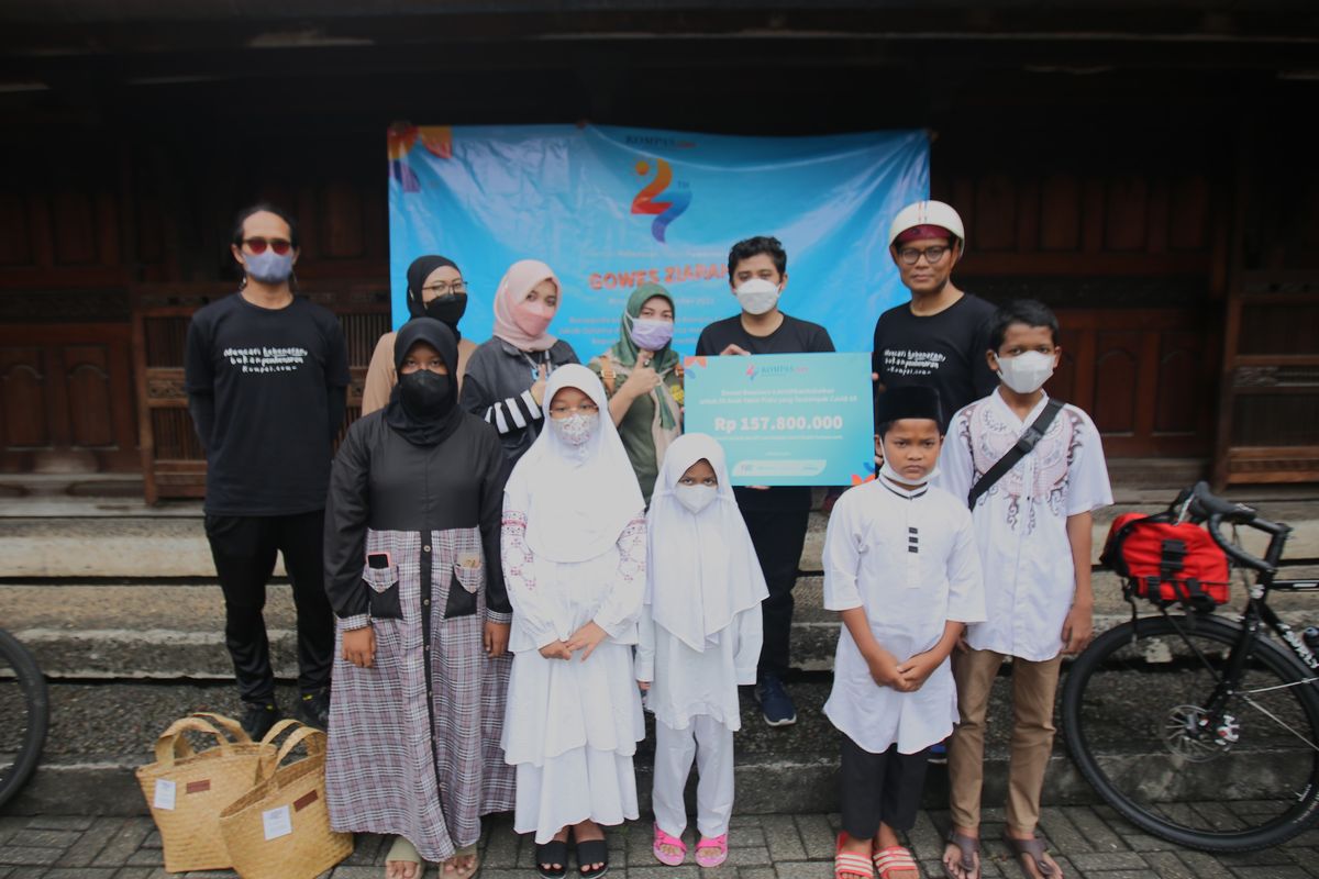 Penyerahan bantuan CSR kanal Health Kompas.com kepada anak-anak yatim atau piatu akibat pandemi. Dihadiri oleh perwakilan Kitabisa.com, Kapiler, Kawal Masa Depan dan pemimpin redaksi Kompas.com Wisnu Nugroho. Berlokasi di Bentara Budaya Jakarta Minggu (11/9/2022).