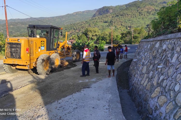 Jalan rusak di NTT diperbaiki.