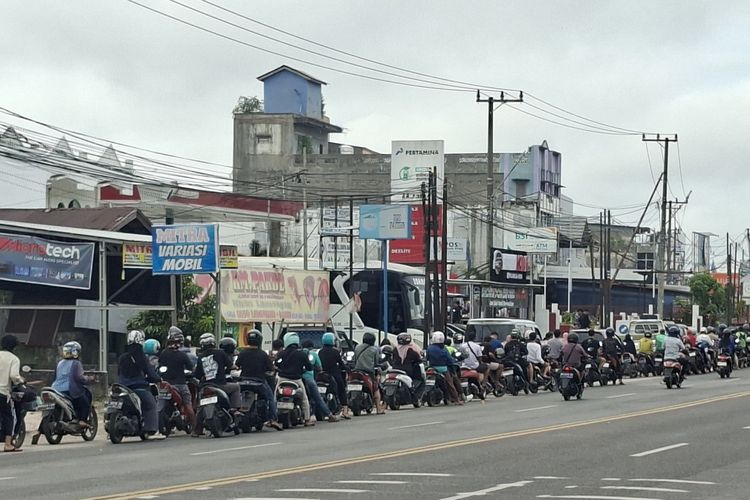Antrean BBM di Palangka Raya Kian Menggila, Warga Terpaksa Bolos Kerja demi Antre Berjam-jam