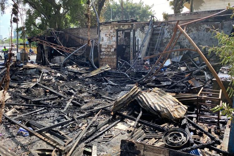 Kebakaran melanda sejumlah rumah di kawasan Kembangan, Jakarta Barat, Selasa (7/3/2023) pagi. 