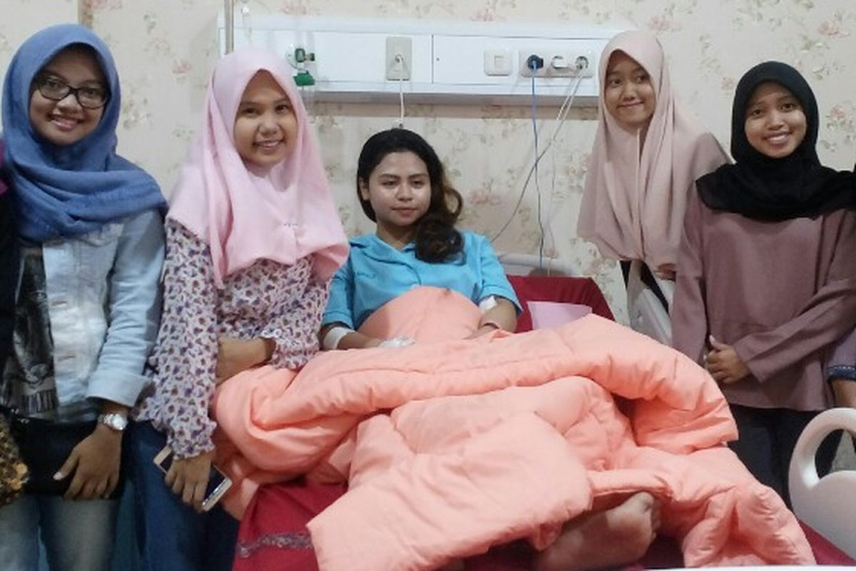 Salah satu korban selamat teror bom bunuh diri Kampung Melayu, Jihan saat dikunjungi teman-temannya di RS Polri Kramat Jati, Sabtu (27/5/2017).