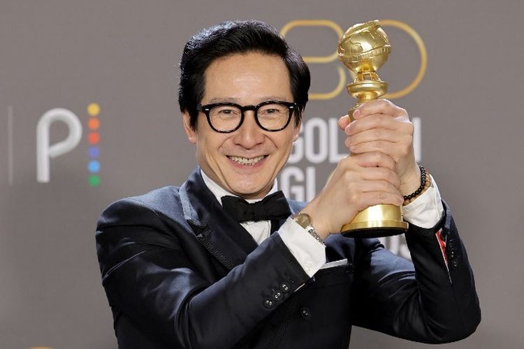 Aktor Ke Huy Quan berpose dengan piala Best Supporting Actor in a Motion Picture untuk Everything Everywhere All at Once di Golden Globe Awards 2023 yang diselenggarakan di The Beverly Hilton, Beverly Hills, California, pada 10 Januari 2023.