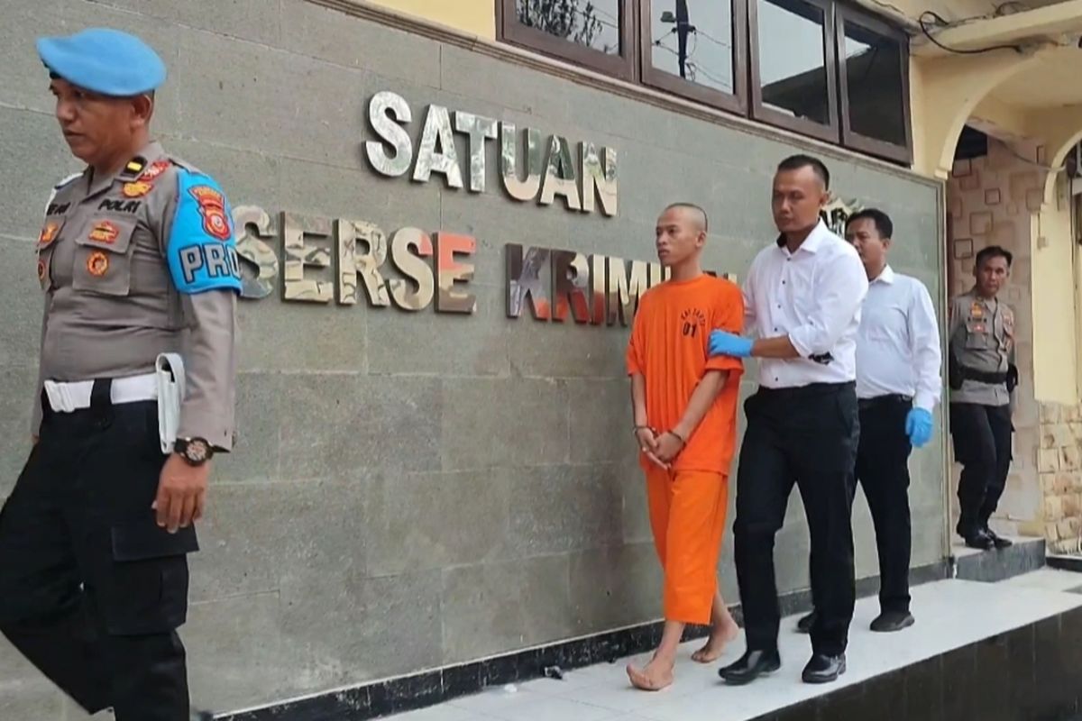 Kapolresta Cirebon Kombes Pol Sumarni bersama jajaran mengungkap kasus penemuan mayat perempuan terbungkus kain dan terikat mengambang di sungai Wangan Ayam Desa Jatipura Kecamatan Susukan Kabupaten Cirebon pada Rabu (10/1/2024). Polisi menyebut pelaku pembunuhan adalah suami korban yang cemburu dan sakit hati terhadap korban.