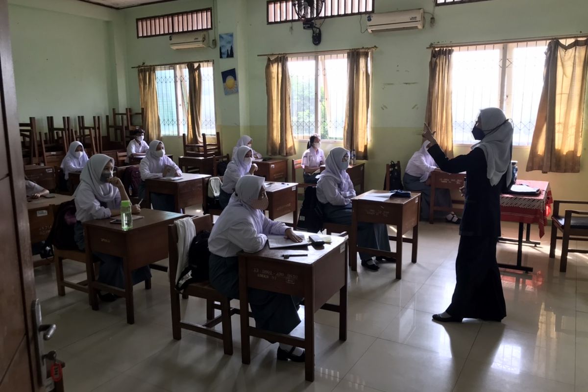 Sejumlah siswa kelas 10 SMKN 32 Tebet, Jakarta menjalani Pembelajaran Tatap Muka (PTM) Terbatas pada Senin (30/8/2021) pagi.