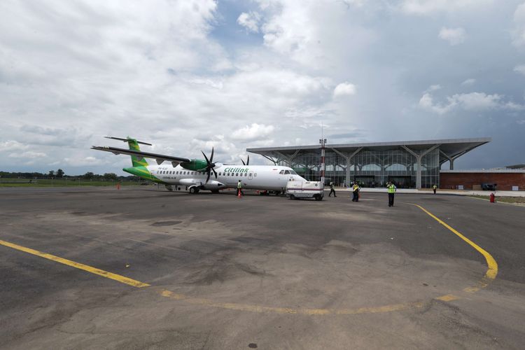 Pesawat Citilink mendarat pada penerbangan perdana di Bandara Ngloram, Cepu, Jawa Tengah, Jumat (26/11/2021). Maskapai Citilink penerbangan rute Jakarta - Cepu dengan pesawat jenis ATR-72 ini melayani dua kali dalam seminggu yaitu Senin dan Jumat.