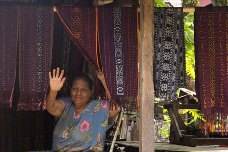 Tenun flores di Ende, Nusa Tenggara Timur.