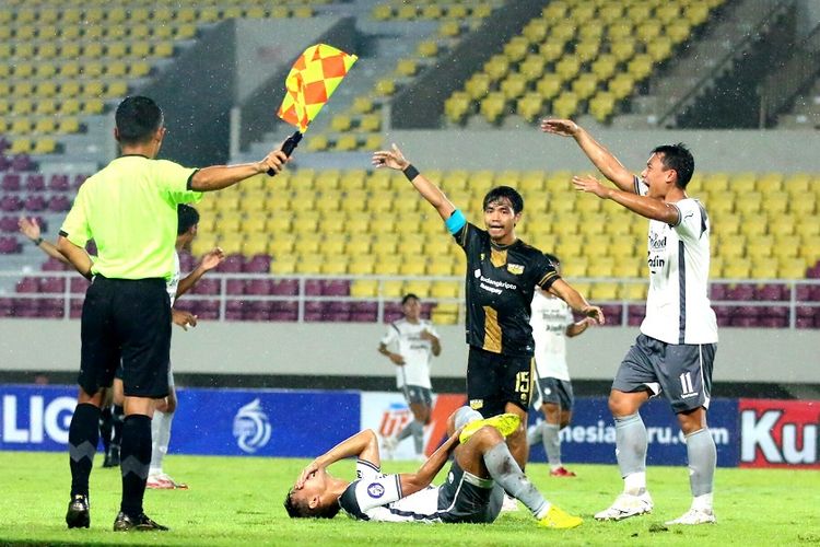 Pemain Persib Bandung Zalnando saat mengalami cedera saat pertandingan pekan ke-14 Liga 1 2022-2023 melawan Dewa United di Stadion Manahan Solo, Rabu (14/12/2022) malam WIB.