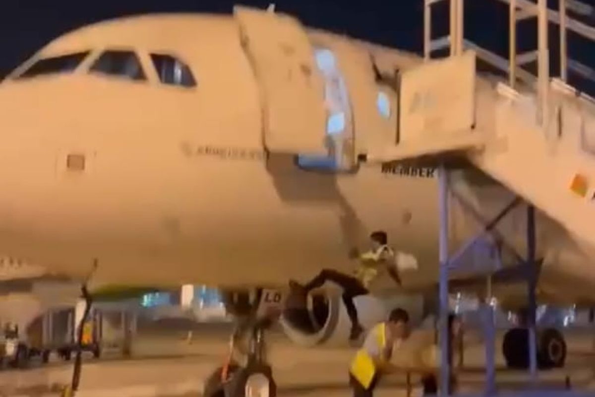 Seorang petugas PT Jasa Angkasa Semesta (JAS) terjatuh dari pintu pesawat karena tidak melihat tangga udara (passenger boarding stairs) sudah digeser oleh pegawai yang lain, Senin (13/5/2024).