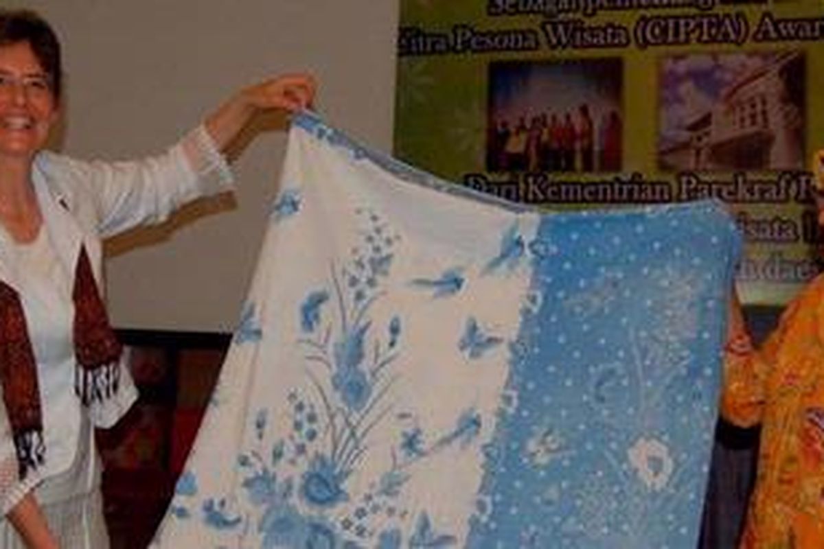 Antropolog dari Belanda, Sandra Niessen, bersama Kepala Museum Batik Pekalongan Tanti Lusiani membentangkan batik dengan motif khas Pekalongan, Senin (1/10/2012). Batik ini adalah salah satu koleksi batik dari Stephanie Belfrage (Australia), yang diserahkan Sandra untuk Museum Batik Pekalongan, Jateng.